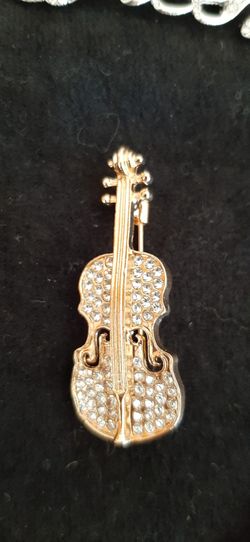 Elegant gold tone violin-shaped brooch