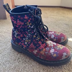 Dr Martens Boots Delaney FC Floral Women’s size 6