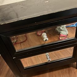 Night Stand With Mirror Drawers $40
