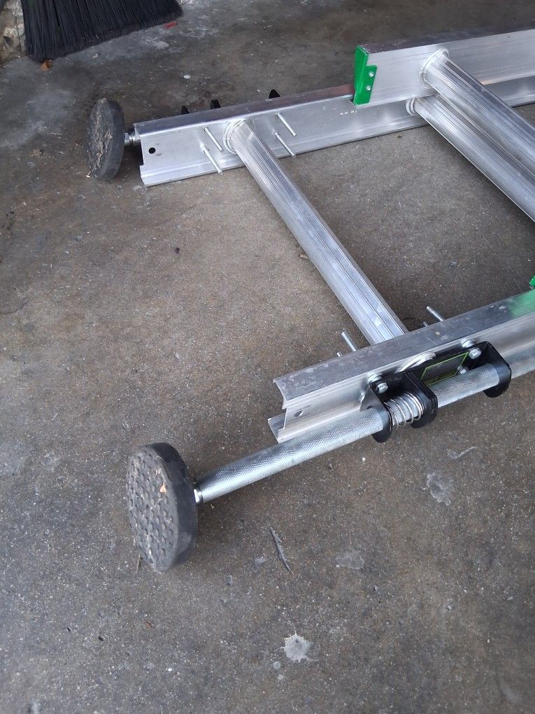 Adjustable ladder leg extenders