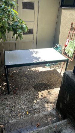 IKEA Segerön outdoor table, Light grey / Dark Green Powder Coat Steel Patio Furniture, assembled 36" x 58"