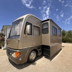 2005 Fleetwood Pace Arrow RV 