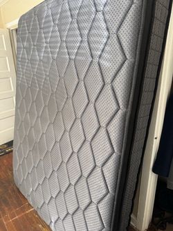 Like new Queen mattress