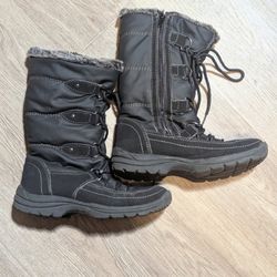 Women's Weatherproof Snowboots Size 6....$20 Firm Cash Only