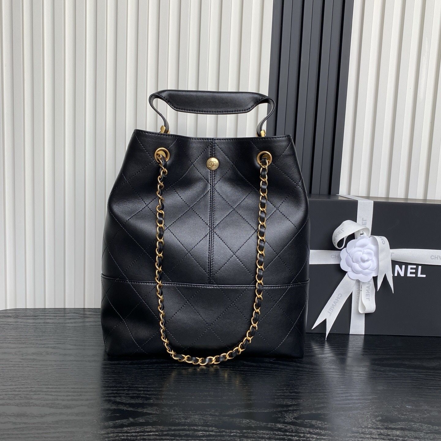 Classic retro style shoulder bag