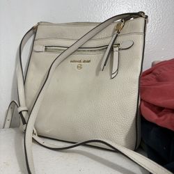 BEAUTIFUL MICHAEL KORS White Leather Purse Handbag Crossbody!