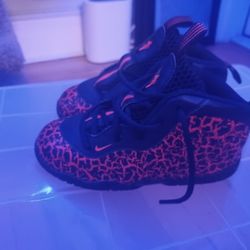 Kids Nike Foams Size 9c