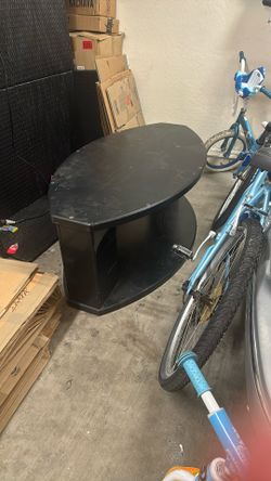 Table, comes w glass shelves