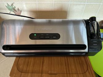 FoodSaver w/ vacuum seal rolls and bags