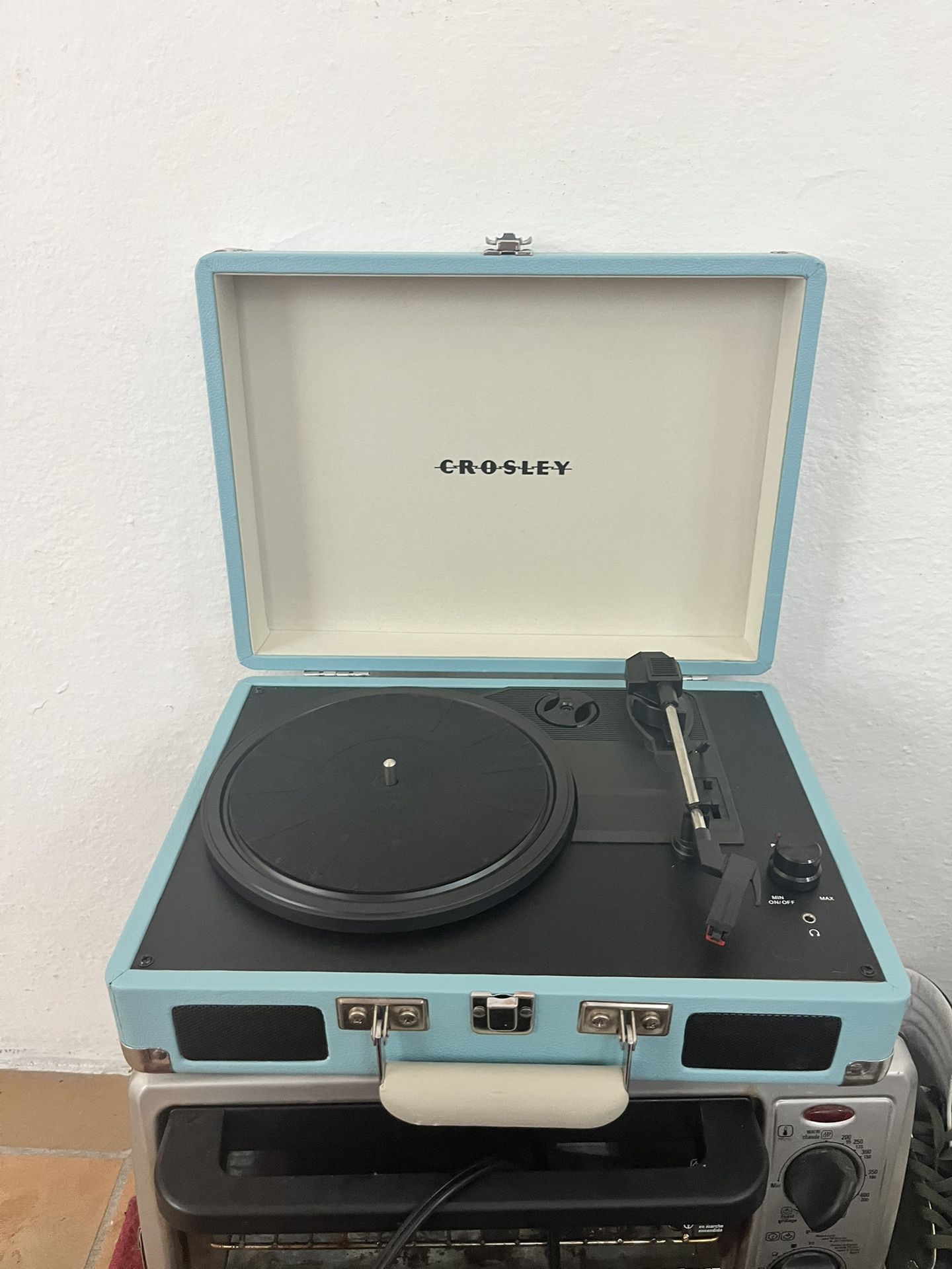 Crosley CR8005F-TU Cruiser Plus Vintage 3-Speed Bluetooth in/Out Suitcase Vinyl Record Player Turntable, Turquoise/White
