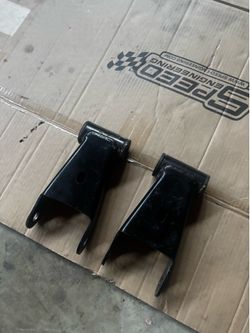 Lowering shackles