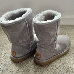 UGG Classic Short II Boots ~ Women's  Size 9