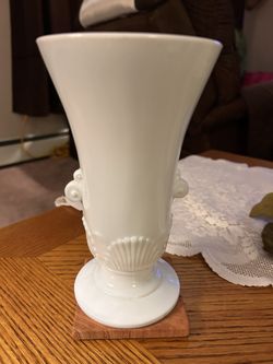 Vtg. Anchor Hocking Vitrock Art Deco White Milk Glass Vase 8” X 4.5”.