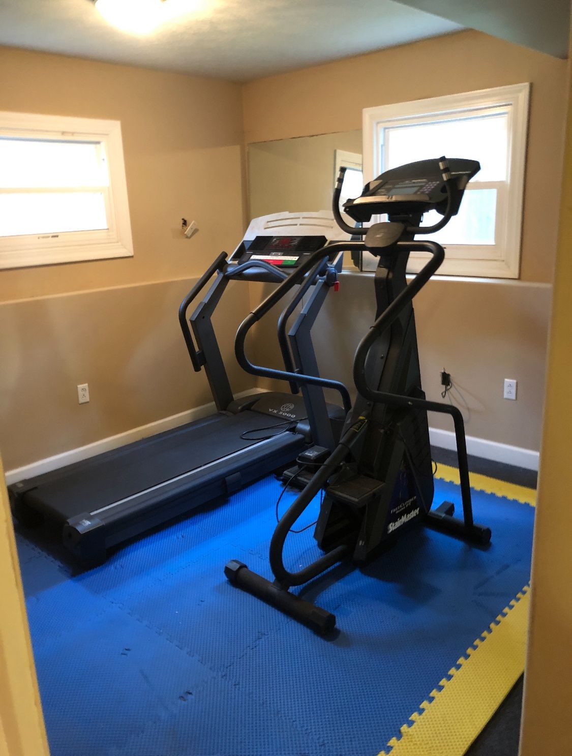 Treadmill Freeclimber 4600 fast: "Like-new Freeclimber 4600, barely used, in pristine condition! Perfect for home workouts, smooth operation, and comp