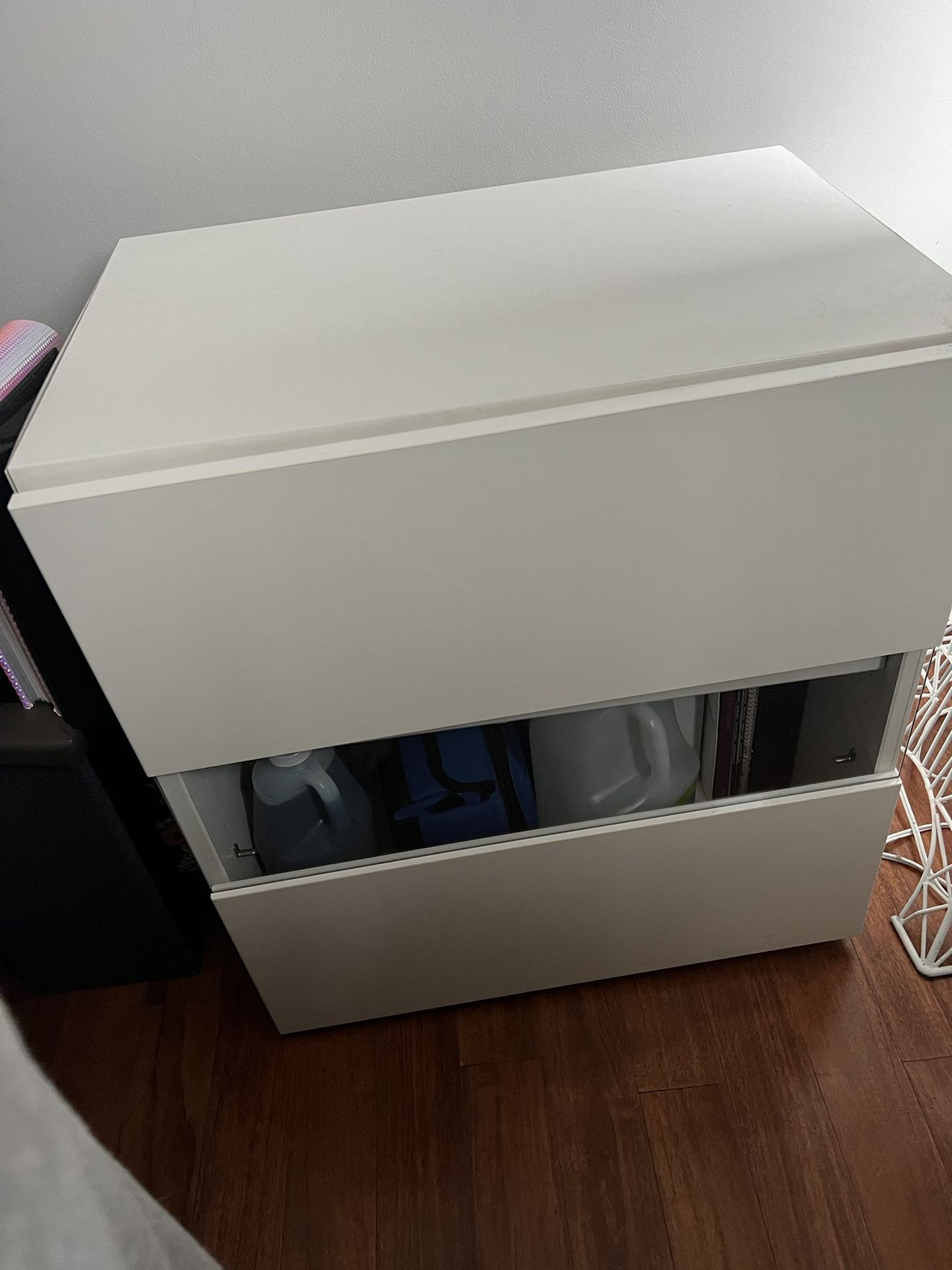 WHITE STORAGE SQUARE CASE (GREAT CONDITION) - $60