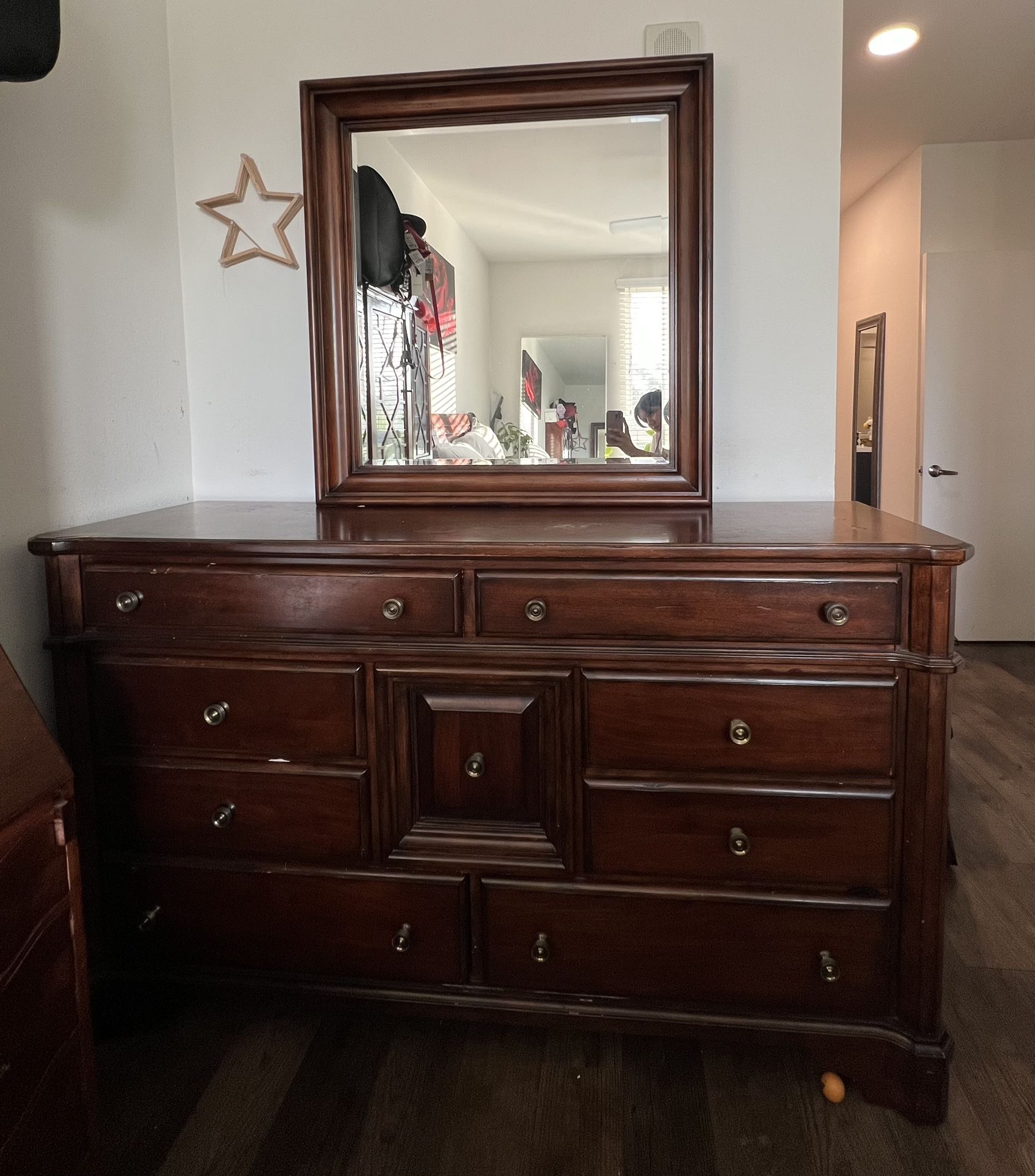 Dresser With Mirror