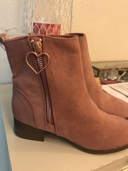 Old Navy girls boots brand new size 2 Pink with heart zipper Valentine’s Day!