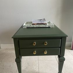 Gorgeous Accent Table/ End Table/ Nightstand