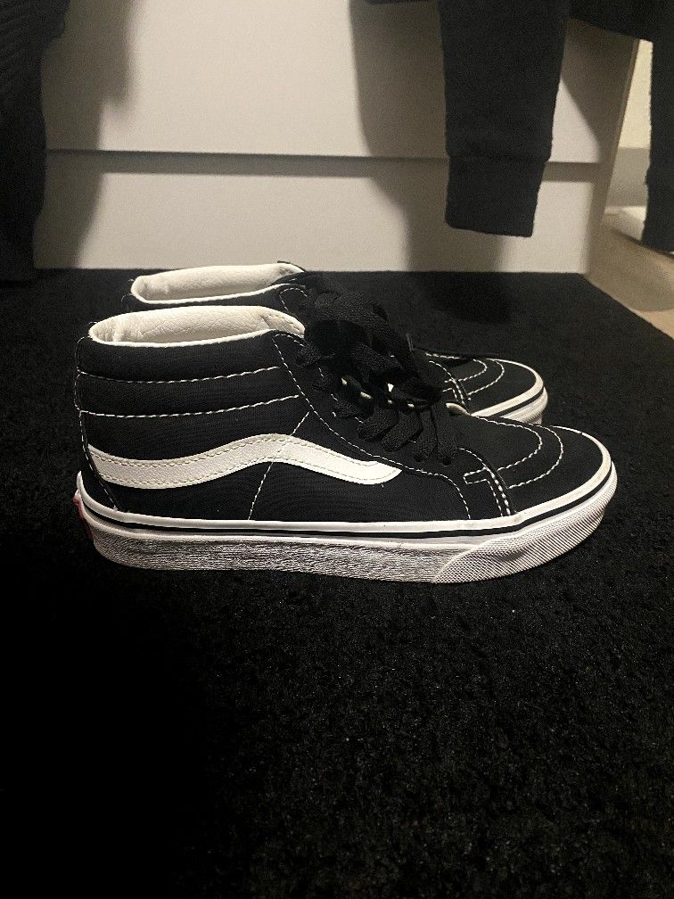 BLACK VANS SIZE (US MEN 4.5)
(US WOMEN 6.0) NO BOX