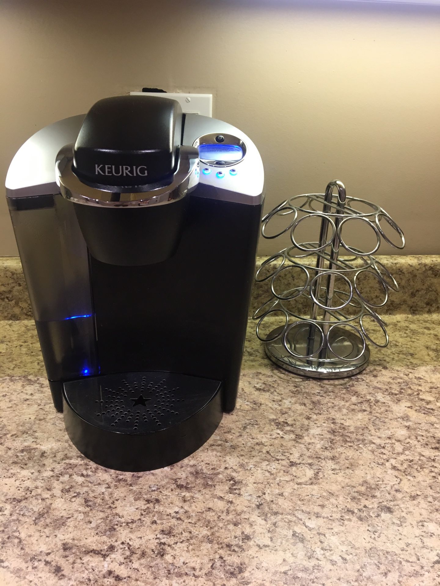 KEURIG COFFEE MAKER WITH C-cup stand