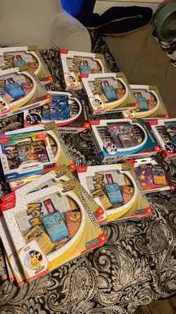 READ DESCRIPTION 30th Celebrations Pokémon Boxes