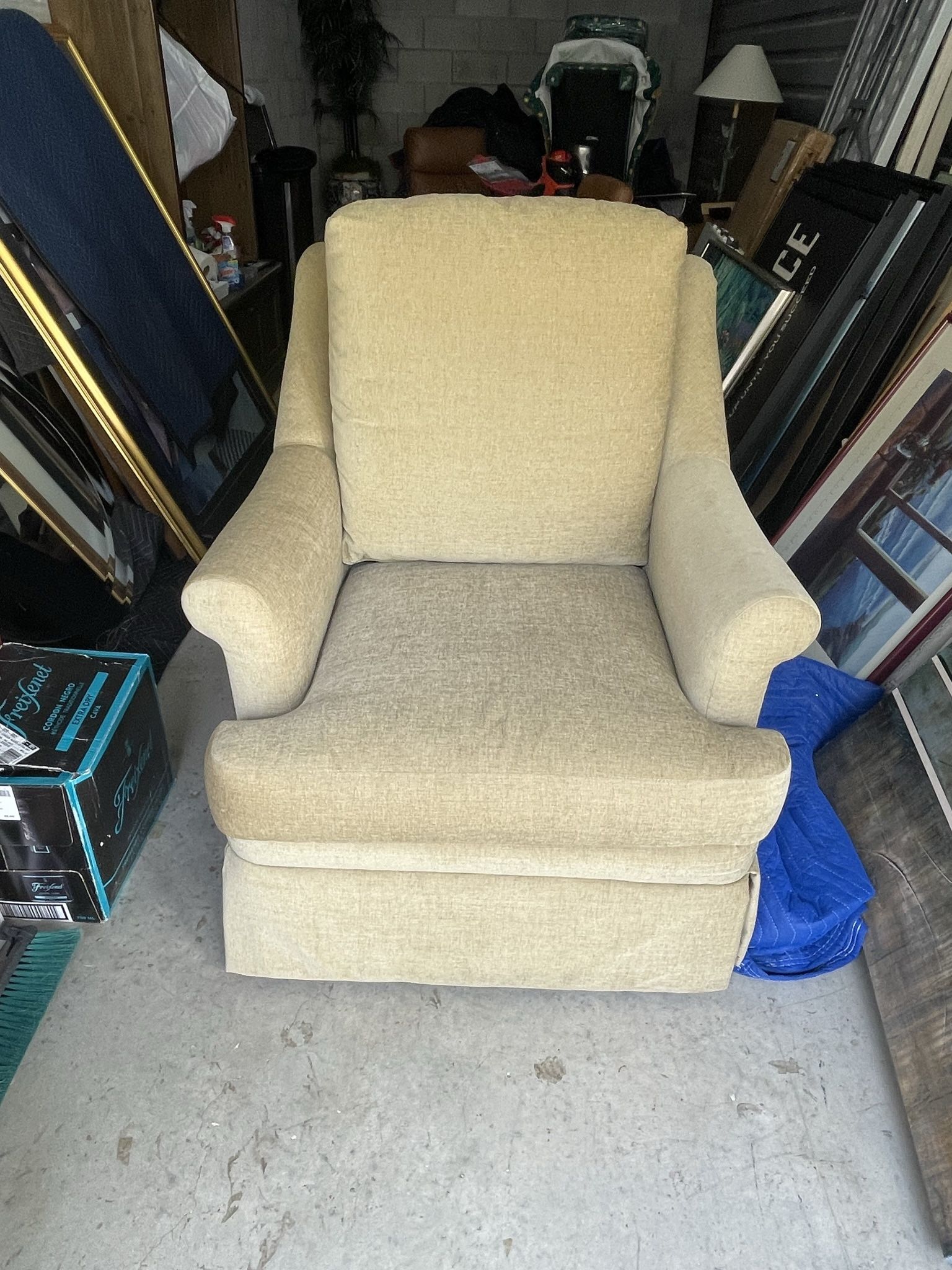  Beautiful Century Recliner - Excellent Condition - $55