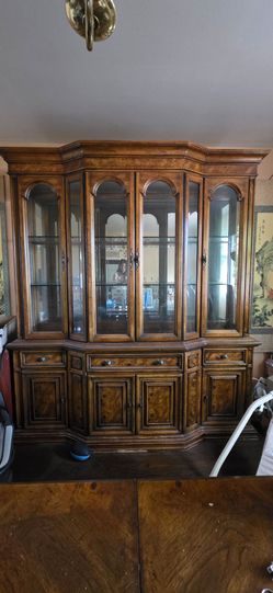 Vintage Bernhardt Flair China Cabinet / Display Cabinet – 84” Tall