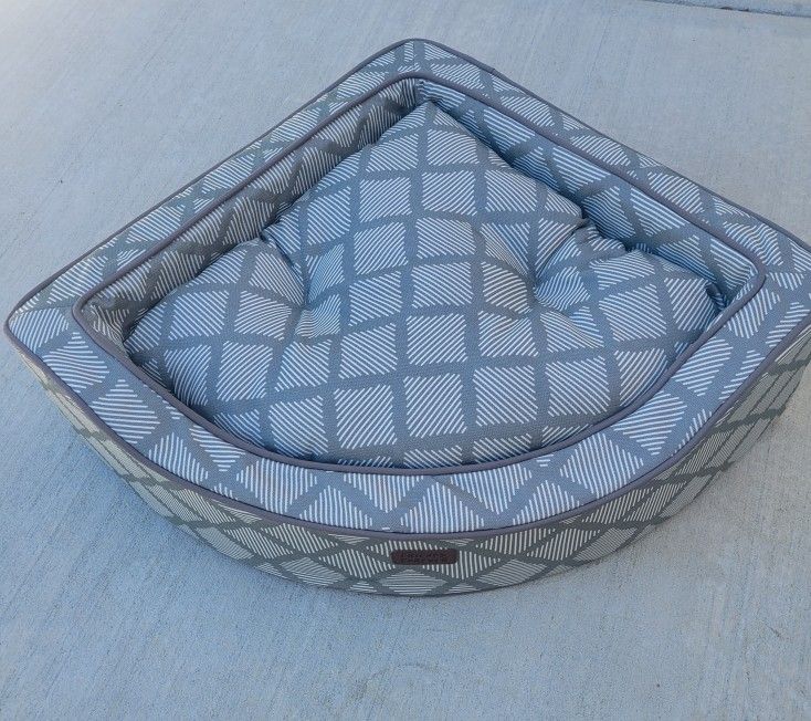 New Forever Friends Small Dog Triangular Bed