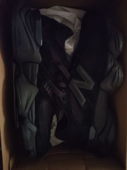 Size 10 men's new balance sneakers ALL BLACK