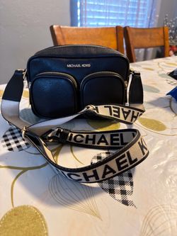 Michael  Kors  black Crosbody good condición