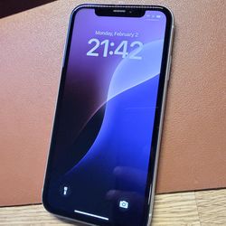 Unlocked iPhone XR 64GB in White