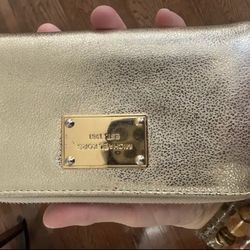 Michael Kors Spacious gold wallet 