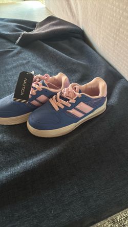 Little girls, tennis shoes