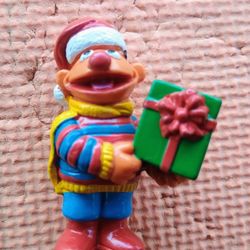 Vintage Applause Sesame Street Ernie Christmas Present Figure D9