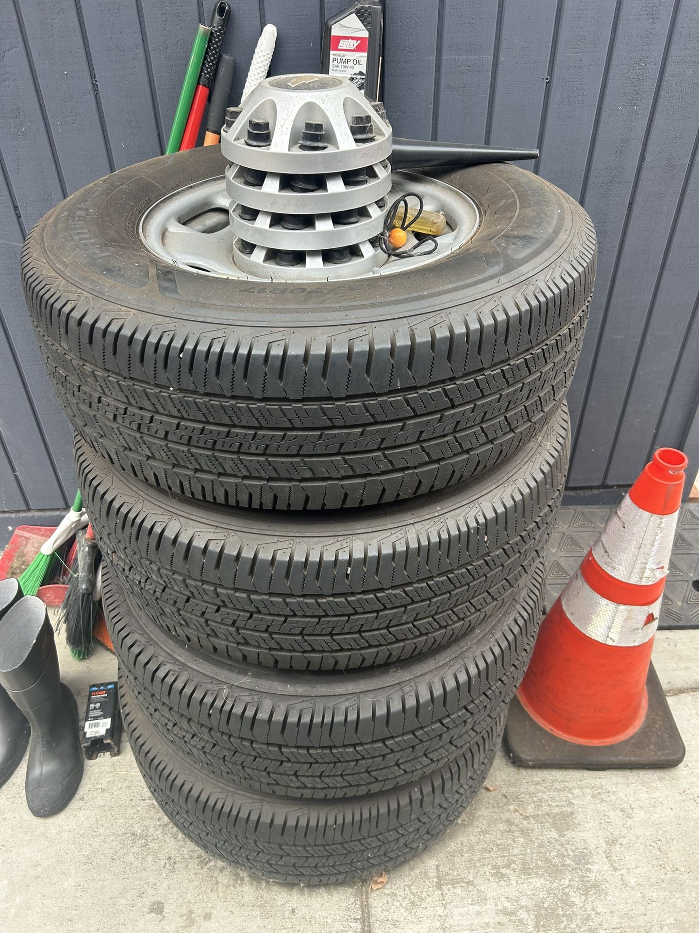 Vendo Set De Llantas Para Troca Chevrolet 2016. Estás Llantas Son 10 Lonas Para La Carga X $700… Tienen Los Sensores Del Aire