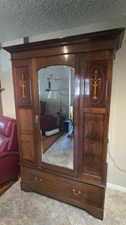 Armoire closet vintage nice condition