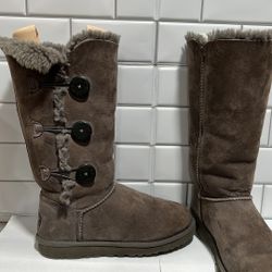 UGG WOMEN'S GRAY SUEDE LINED 1873 BAILEY BOW TRIPLET BOOTS SIZE 8