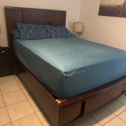 CAMA QUEEN DE MADERA EN VENTA – $450