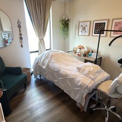 Roommate to Share Workspace in Pacific Beach