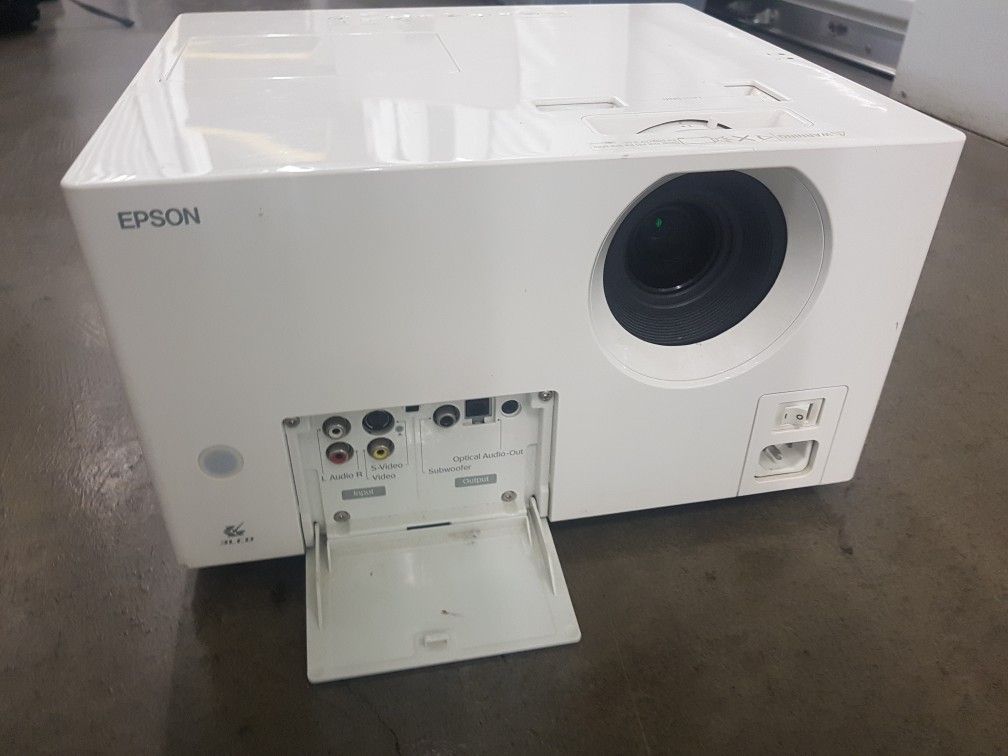 Epson MovieMate 25 projector with built in speakers and DVD player + FREE DVD Movies