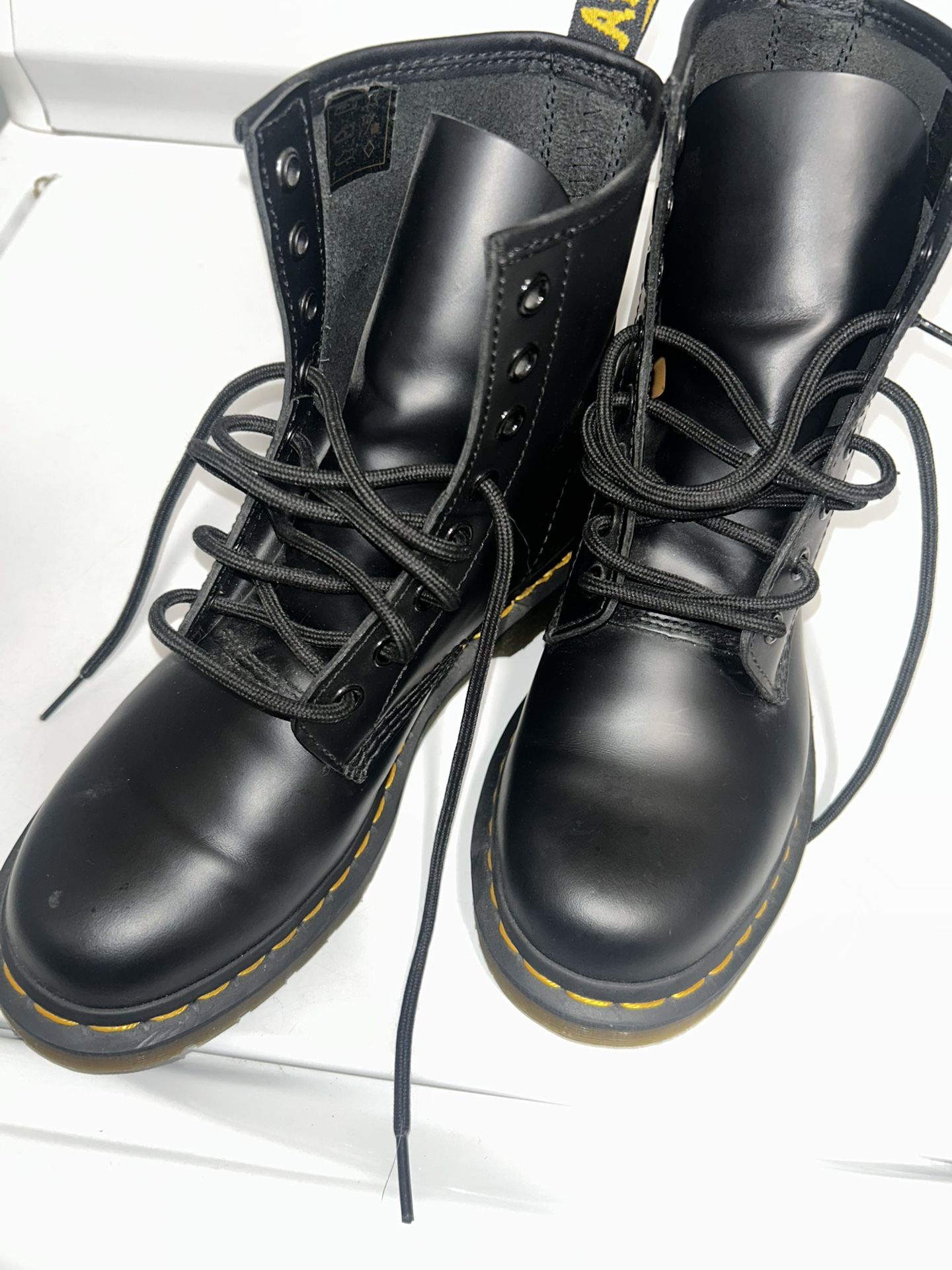 Women’s Doc Martens Black Leather Lace Up Size 7