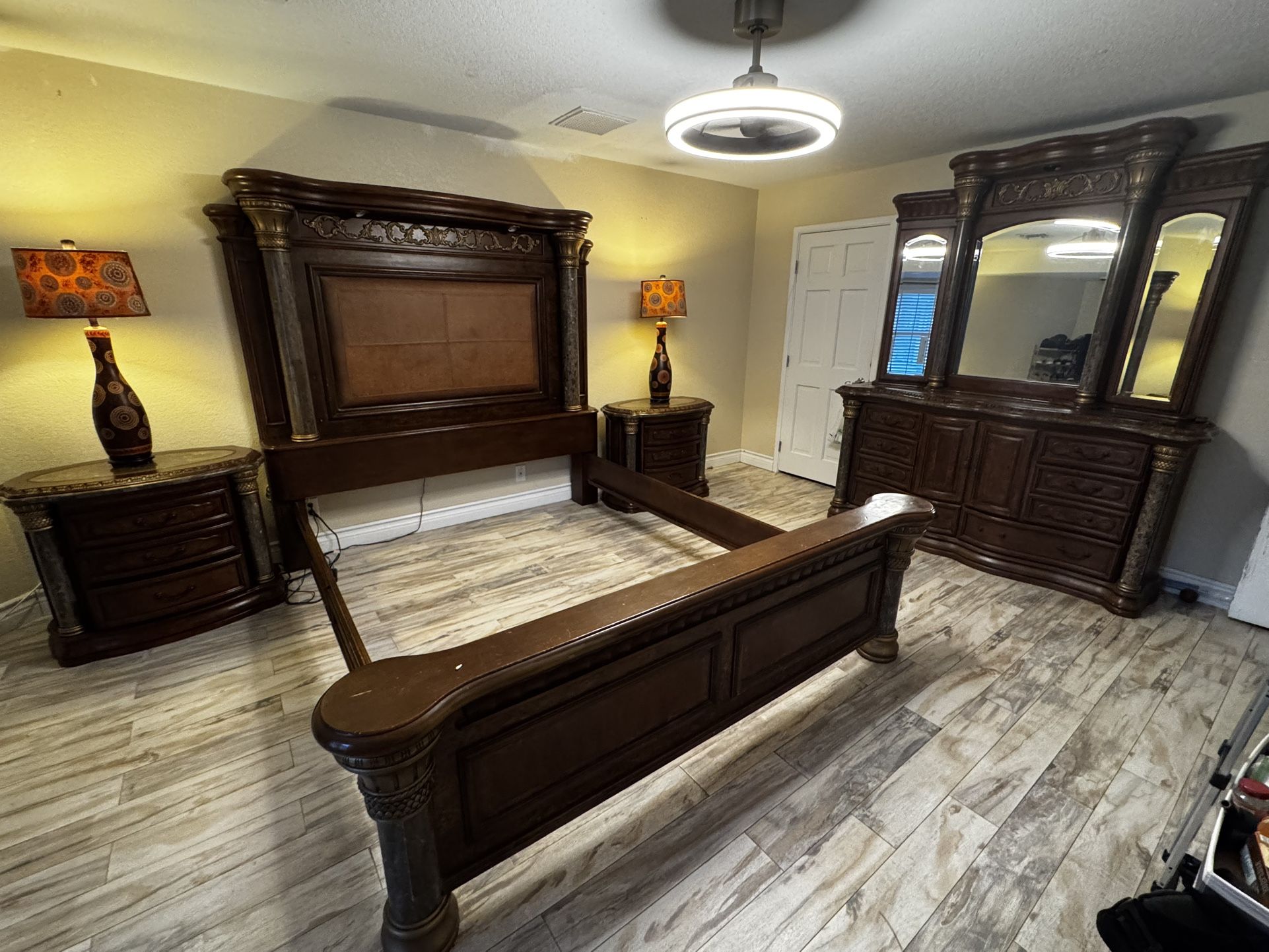 Bedroom King Size Bed With 2 Nightstands And Dresser/mirror