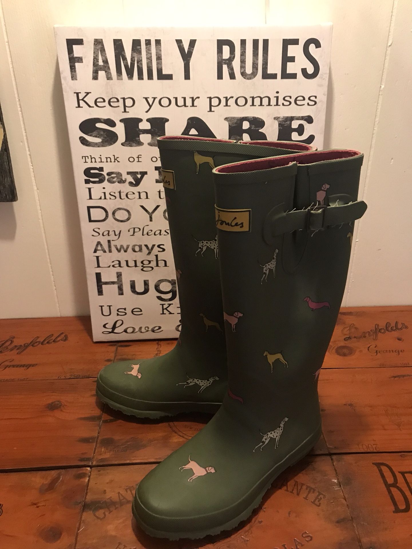 Woman’s rain boots size 6