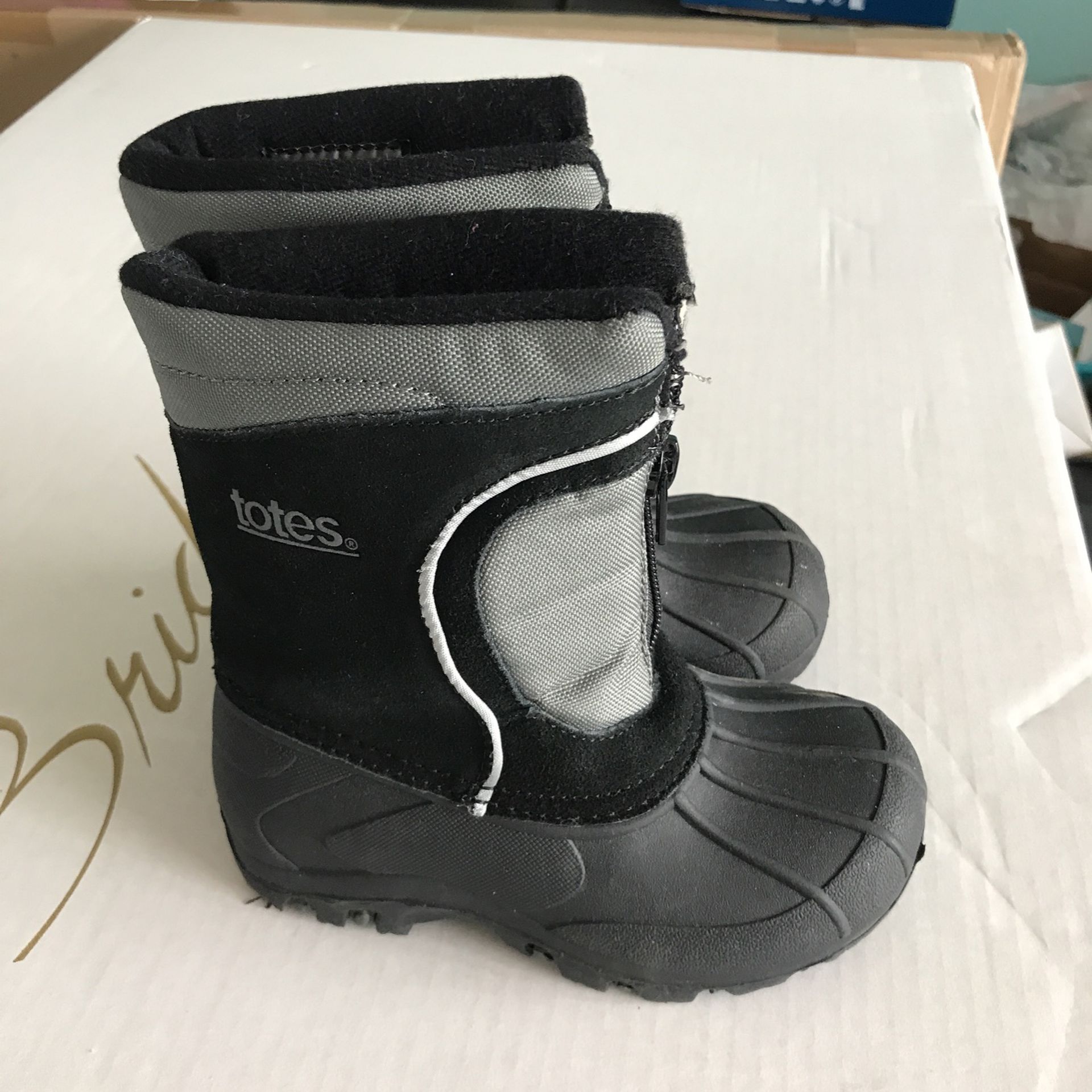 Snow Boots size 8 for toddlers