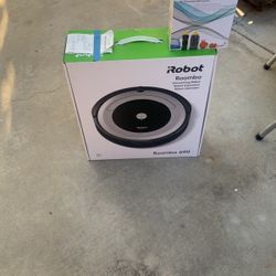 Robot Romba With Extra Parts Brushes Etc. 