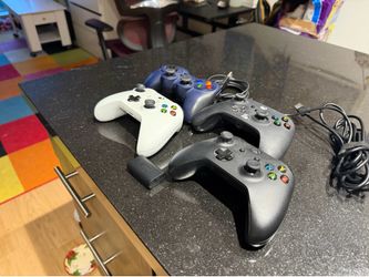 Xbox Controllers Bundle (4 Controllers + Xbox Charger)