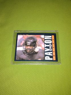 Vintage Old 1985 Walter Payton Football Card - Topps #33 - Chicago Bears - in very good condition