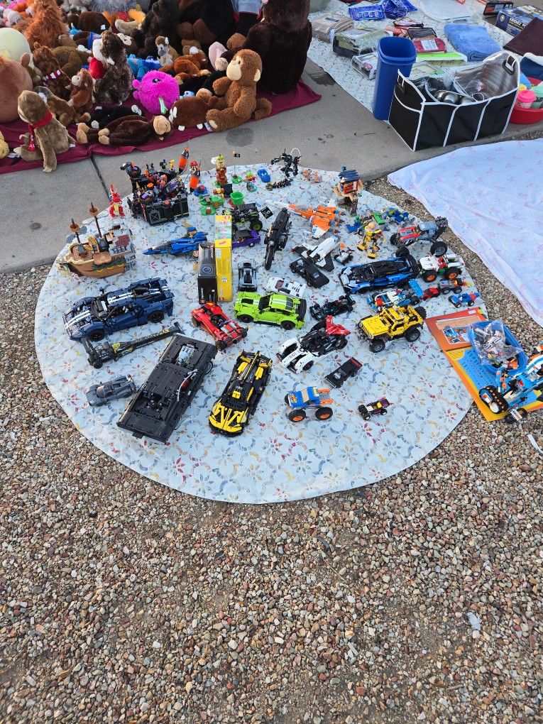 LOTS OF LEGOS