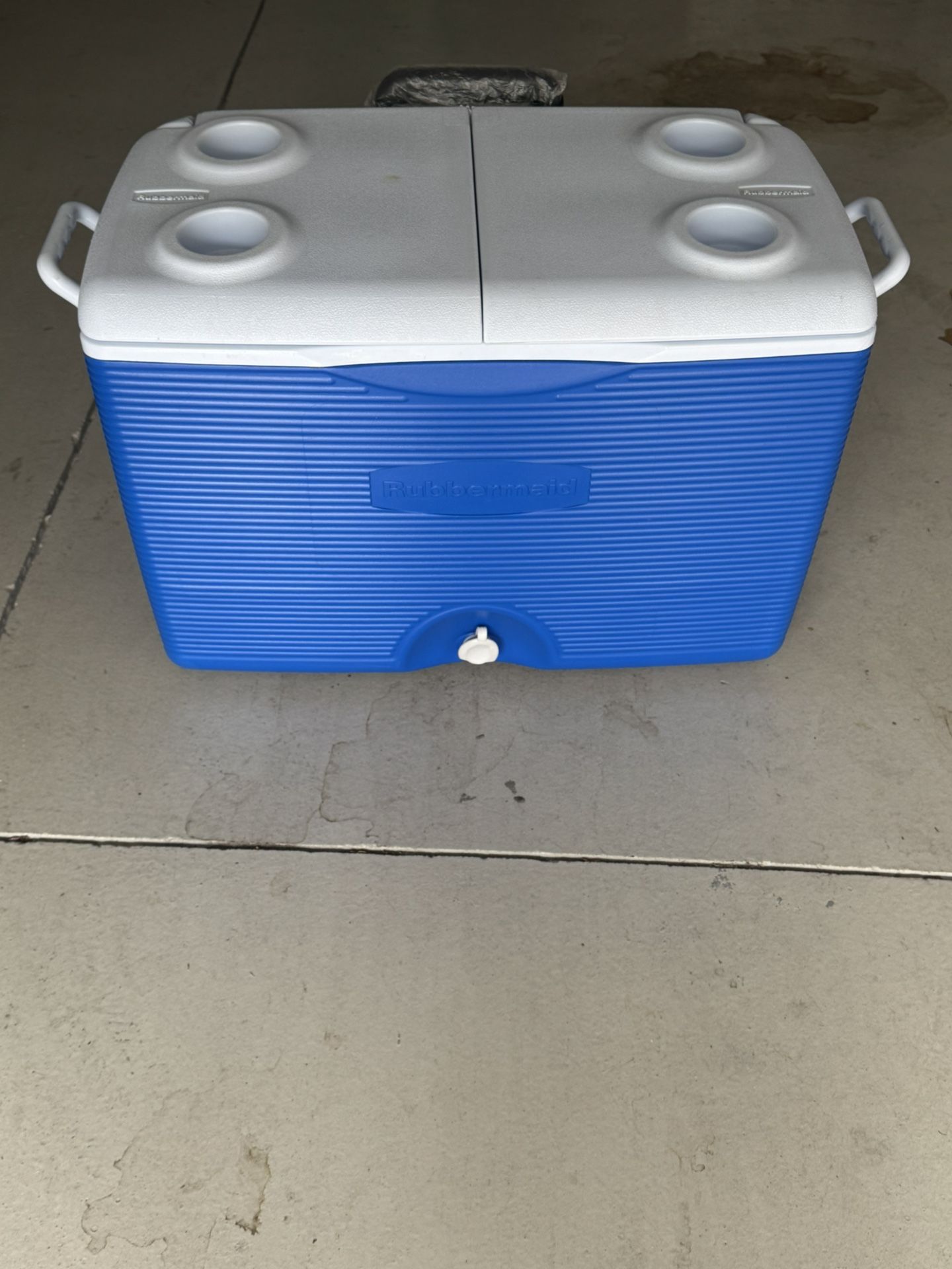 Rubbermaid Cooler