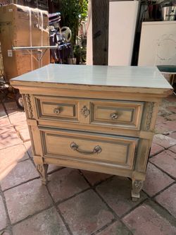 Side table good condition